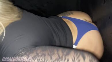 Fui no Gloryhole, chupei um dotado e dei, enquanto outros me tocavam e meu marido assistia tudo!
