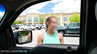 Paid a hot girl from my gym to give me a BJ in the parking lot!