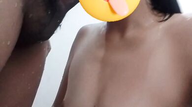 Pinasok ako habang naliligo at kinantot
