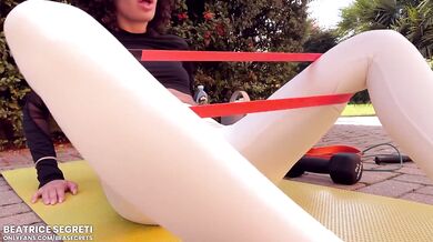 WORKOUT WITHOUT PANTIES - While I'm doing workout I'm horny, I masturbate and my leggings become wet