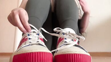 ASMR | Oily footjob from your girlfriend after a workout