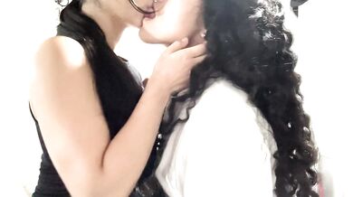 kissing my girlfriend while she´s sitting on my lap