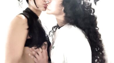 kissing my girlfriend while she´s sitting on my lap