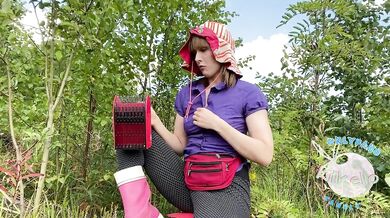 I think that lingonberry slipped inside my pussy while I sat, you have to help get it out!
