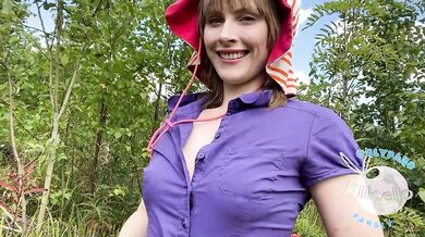 I think that lingonberry slipped inside my pussy while I sat, you have to help get it out!