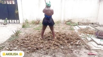 African babe/voluptuous butt,tiny skirt/gardening/no panty/Akiilisa pornhub