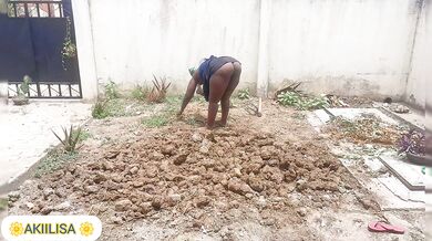 African babe/voluptuous butt,tiny skirt/gardening/no panty/Akiilisa pornhub