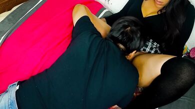 CARESSED THE LEGS OF MI HERMNASTRA WHILE SHE RESTS and when she realized she reneged but in the Final she wanted to