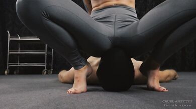 Face sitting - Smother - Barefoot - Strong legs, sweatpants - Minnie Manga - Mistress Anette