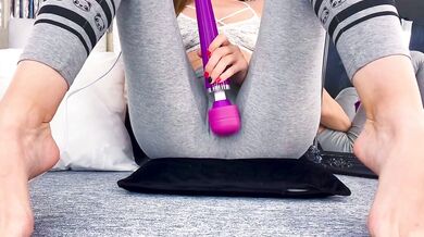 Fast juicy squirt in leggings