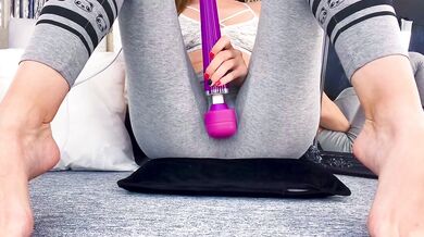 Fast juicy squirt in leggings