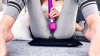 Fast juicy squirt in leggings