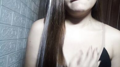 SEXY YUMMY FILIPINA DOING HAND FETISH