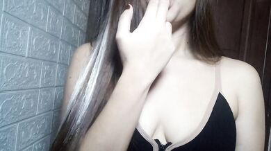 SEXY YUMMY FILIPINA DOING HAND FETISH