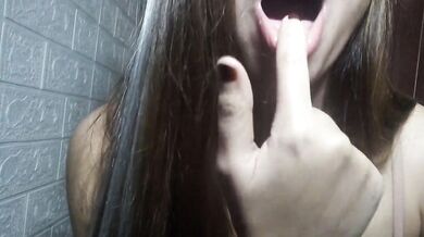 SEXY YUMMY FILIPINA DOING HAND FETISH