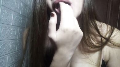 SEXY YUMMY FILIPINA DOING HAND FETISH