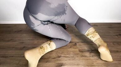 Leggings Ass Worship and Selfpee on the Floor