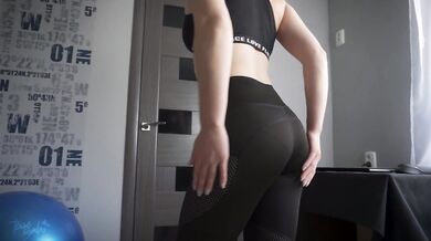 Fitness Girl Teases Visible Panty Lines In Tight Leggings