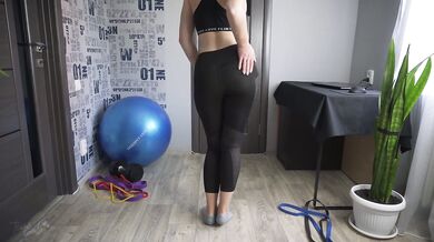 Fitness Girl Teases Visible Panty Lines In Tight Leggings