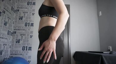 Fitness Girl Teases Visible Panty Lines In Tight Leggings