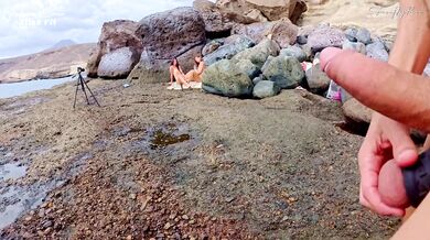 BEACH HANDJOB: during my exhib trip I find the two girls flashed in the parking lot