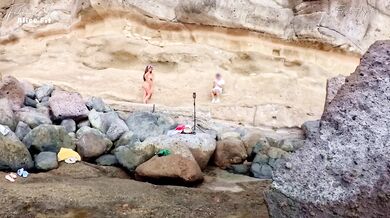 BEACH HANDJOB: during my exhib trip I find the two girls flashed in the parking lot