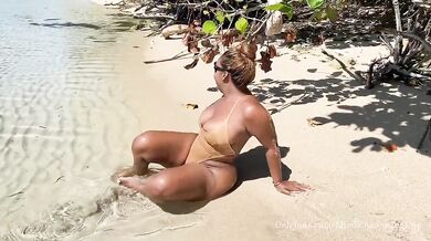 Fit Dominican Slut Gets Reverse Cowgirl Fuck On Public Beach Risk Someone Seeing