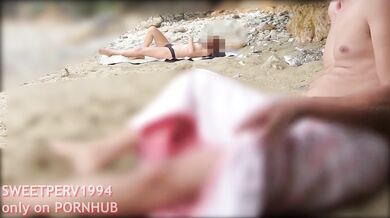 HANDJOB BY REAL TEEN STRANGER ON THE BEACH AFTER DICK FLASHING! Towel drops, shows big cock! Cumshot