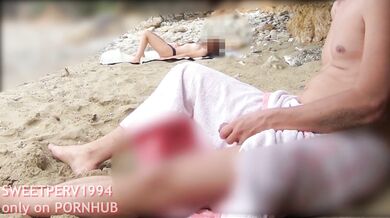 HANDJOB BY REAL TEEN STRANGER ON THE BEACH AFTER DICK FLASHING! Towel drops, shows big cock! Cumshot