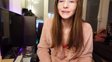 Huge Labia Teen fucks herself to orgasm with whip cream!