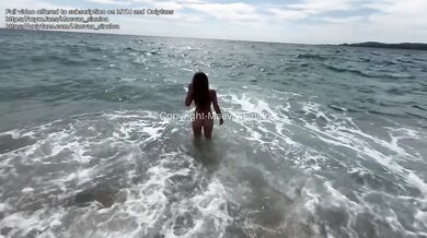 REAL AMATEUR - I fuck my best friend on a public beach and creampie her pussy