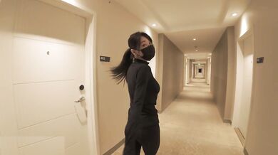 国际学生很容易。 晚上跑步时，他们遇到了中国学生并租了一个房间。 他们甚至在高潮时潮吹。