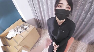 国际学生很容易。 晚上跑步时，他们遇到了中国学生并租了一个房间。 他们甚至在高潮时潮吹。