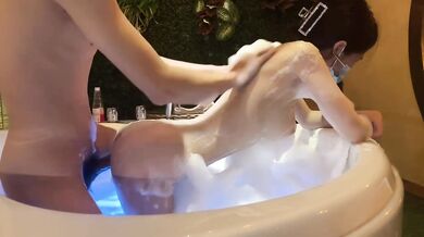 浴缸泡泡浴，极品美乳浴缸内乳交，后入