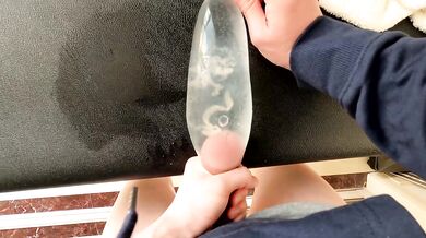单身男生在家用手自慰呻吟，射进避孕套水球里