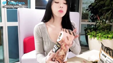 Trying 7/11 Snacks from Singapore
