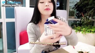 Trying 7/11 Snacks from Singapore