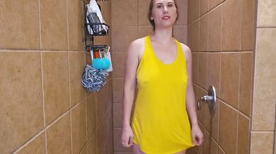Trying on a yellow tank top with water test