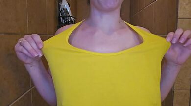Trying on a yellow tank top with water test