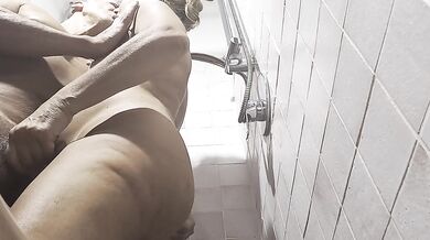 Take a shower & cum in pussy
