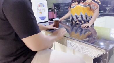 Pembantu rumah layani majikan di dapur