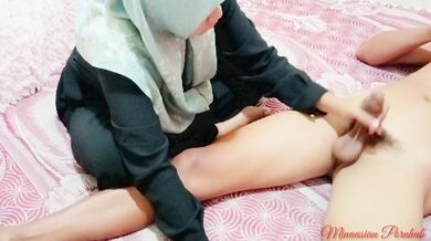 Awalnya pijat tapi disuruh telanjang ternyata si cantik mau melakukan tarian bercinta