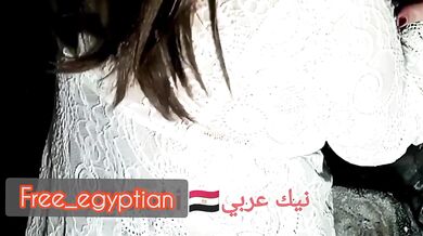أنا بلعب بكسي وأنت داخل عليا وعايز تنيك أم صاحبك