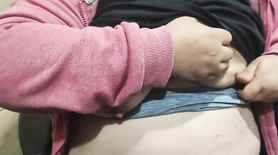 Gorda tocándose las tetas en el auto