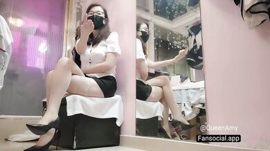 粤语 恋足 熟女 POV： 偷看 美熟女 走光，她罰我聞絲襪 舔腳(全片：fansocial.app/@Queenamy