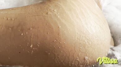 My girlfriend gets on all fours while in the jacuzzi - cumshot