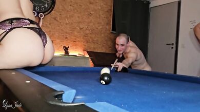 DEUX COQUINES INCITENT LEURS SOUMIS A S'ENCULER