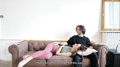 Amateur Français - Nina est de retour, je lui lèche la chatte et on chill ensemble.