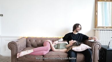 Amateur Français - Nina est de retour, je lui lèche la chatte et on chill ensemble.