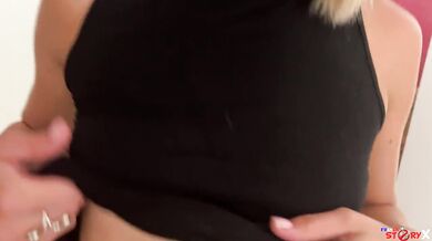 Je fais squirter Lea PAM lui met un doigt dans le cul et jouis dans sa bouche ( elle avale )